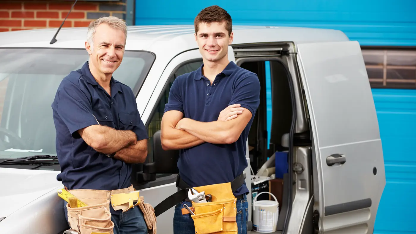 Tømrere foran varebil