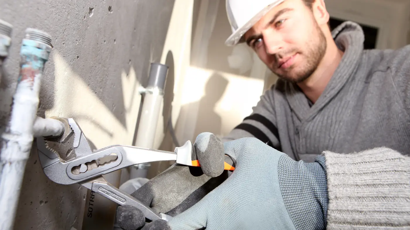 Blikkenslager reparerer rør med VVS-værktøj