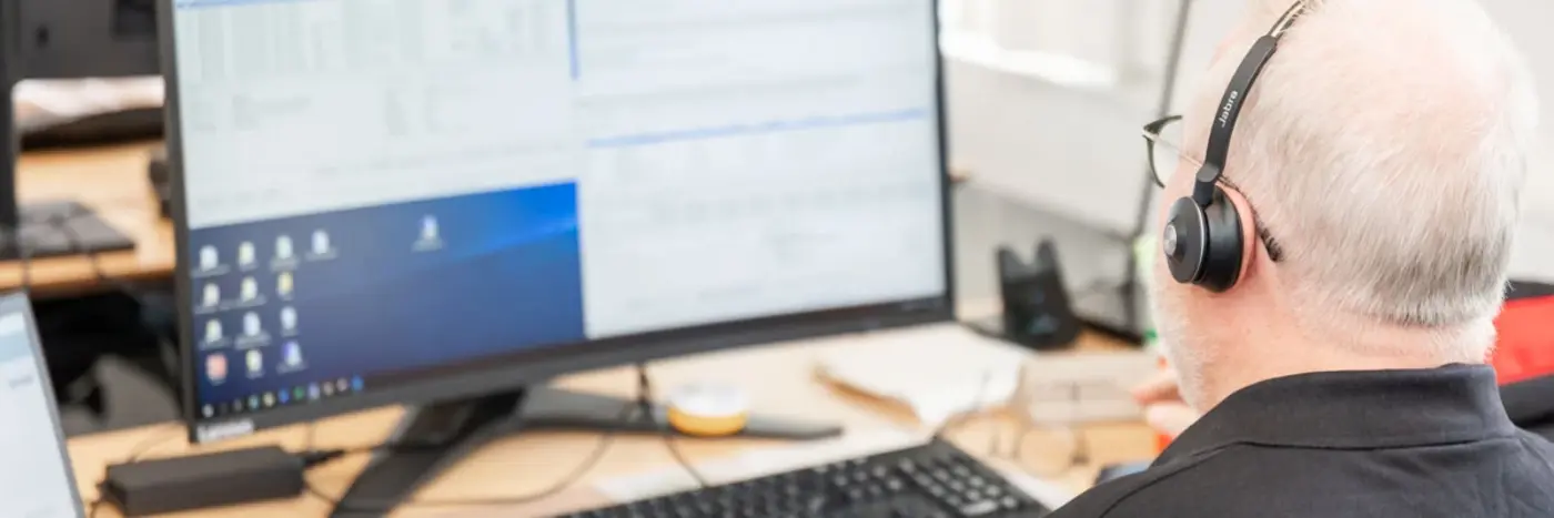 Medarbejder foran computerskærm med data