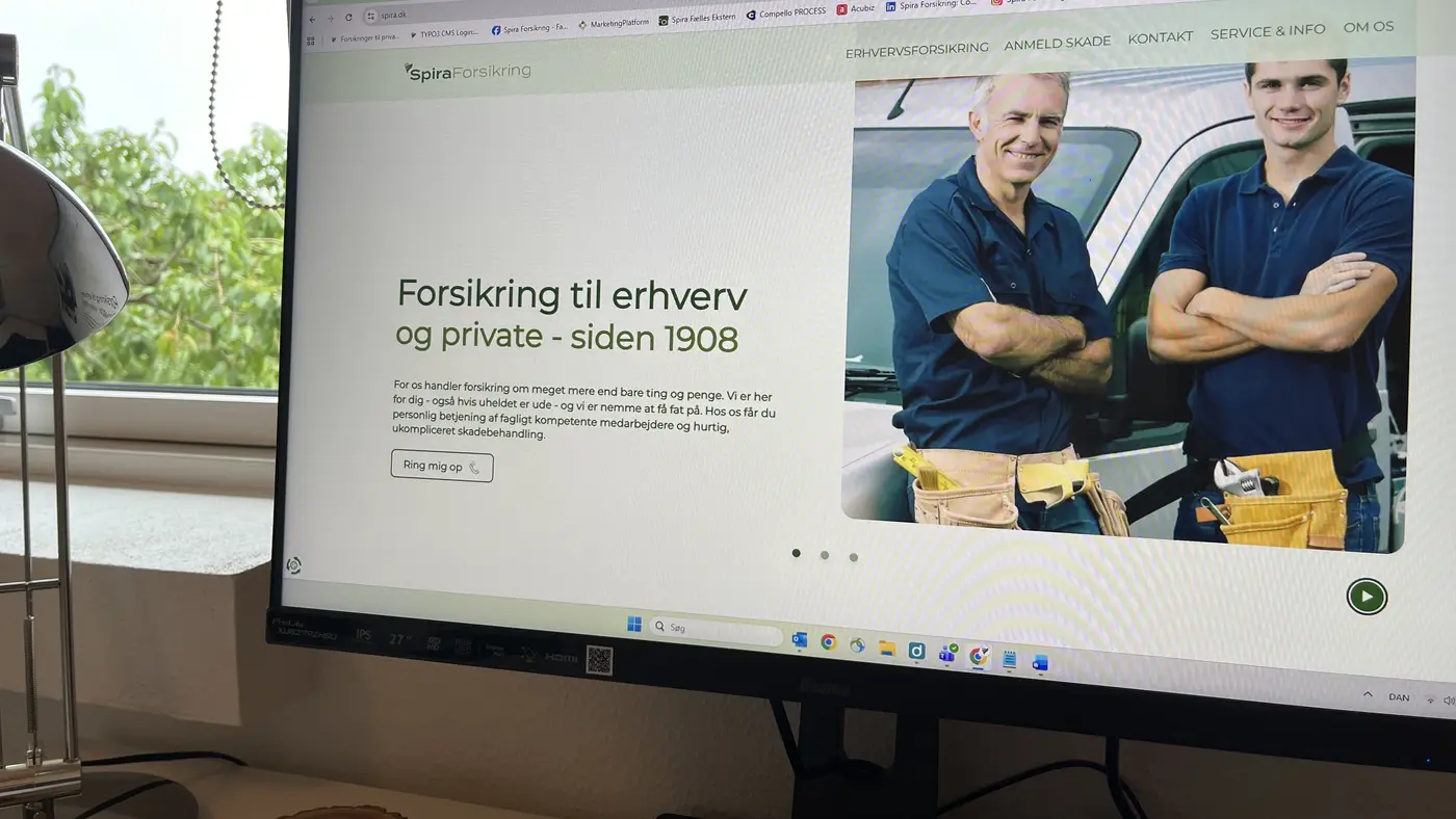 Computerskærm med Spira Forsikrings website