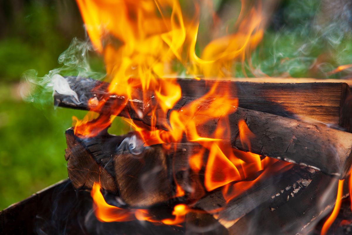 Sund fornuft omkring bål, grill og åben ild