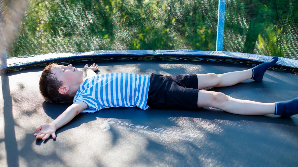 Sådan dækker forsikringen, hvis dine børn kommer til skade på trampolinen