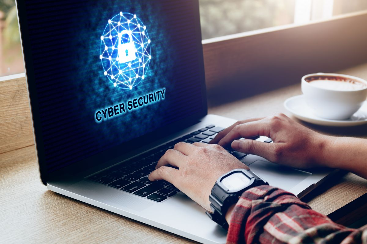 Bærbar computer med cyber security på skærmen