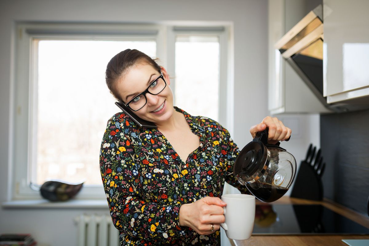 Beklager, du kan ikke nå at brygge en god kop kaffe, mens du venter i telefon-kø hos os