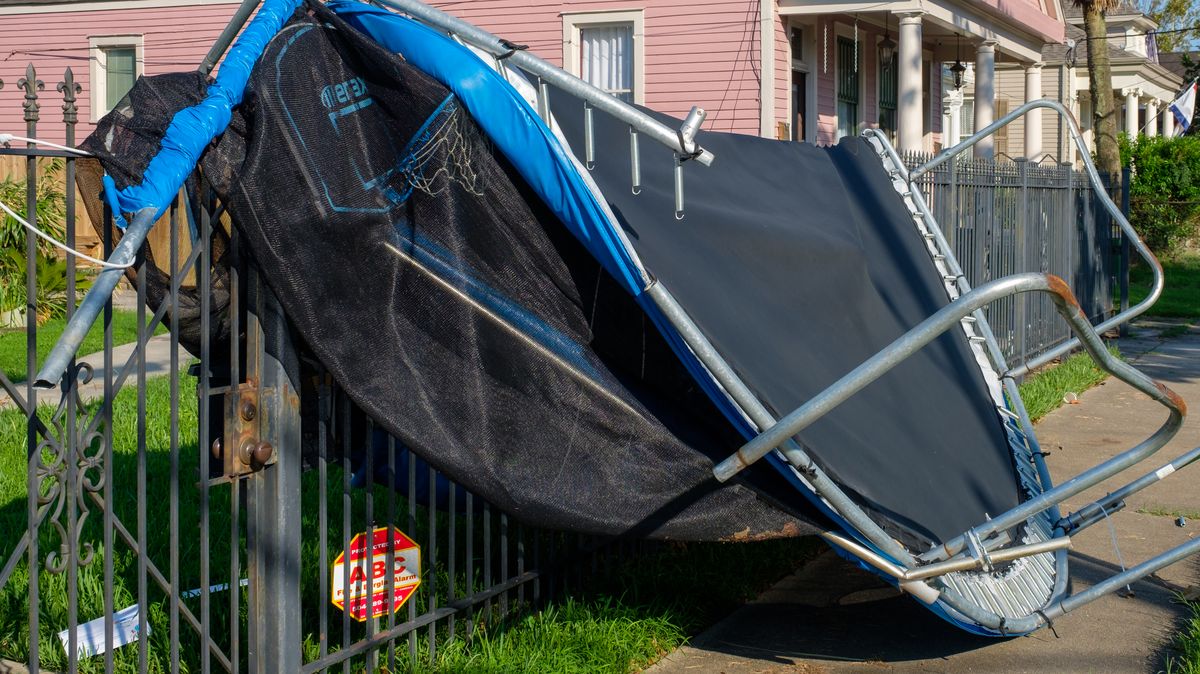 Trampolin stormskade En stormskadet trampolin