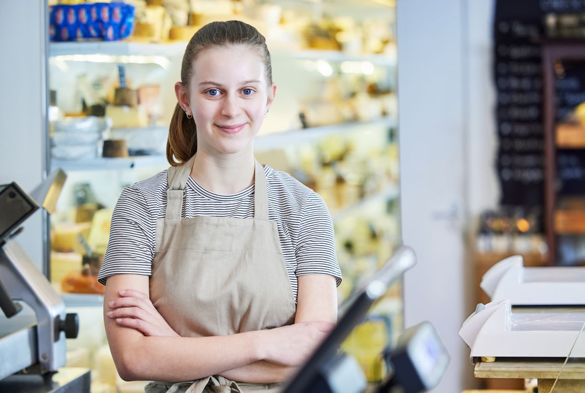 Teenager på fritidsarbejde Fritidsjob? Sport? Knallert? Har du styr på, hvad din teenagers ulykkesforsikring dækker?