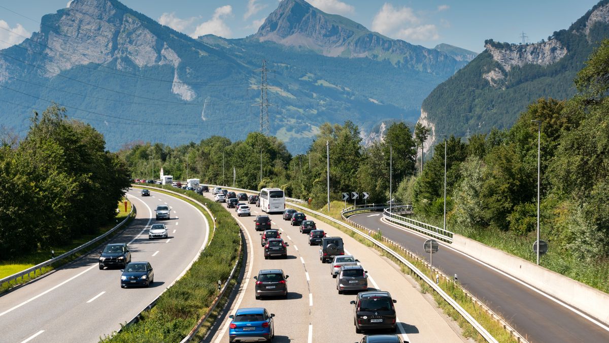 Forberedelser til kør-selv ferien Biler på motorvej med bjerge i horisonten